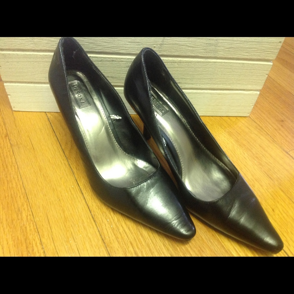 Black Pumps